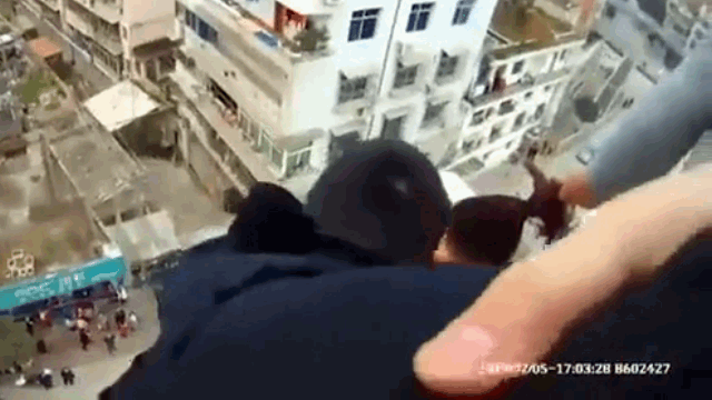 Video: Vợ nhảy lầu tự tử từ tầng thượng cao 20m, chồng nhanh tay túm tóc giữ lại