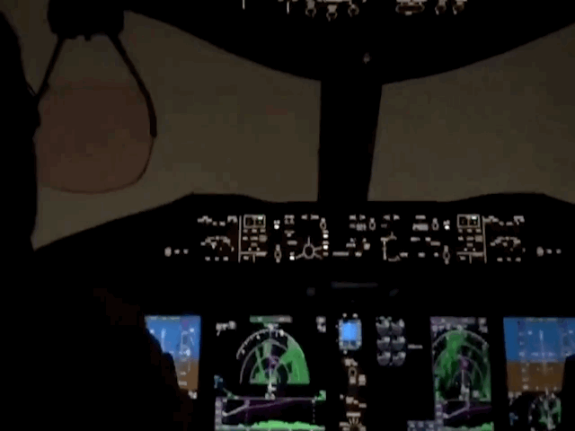 Video: Kinh hoàng khoảnh khắc sét đánh trúng mũi máy bay Boeing 737
