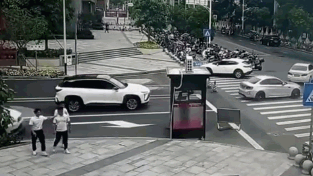 Camera giao thông: Nữ tài xế tông bay bốt bảo vệ rồi đâm nát xe điện
