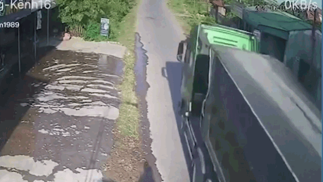 Camera giao thông: Vượt ẩu, 2 người đi xe máy suýt gặp họa dưới bánh container