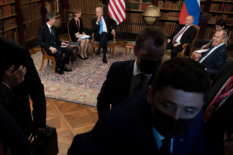 Phóng viên Nga - Mỹ xô đẩy nhau gây hỗn loạn Hội nghị thượng đỉnh Putin-Biden