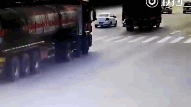 Camera giao thông: Vượt đèn đỏ, xế hộp Mercedes tông xe bồn gãy đôi ở ngã tư
