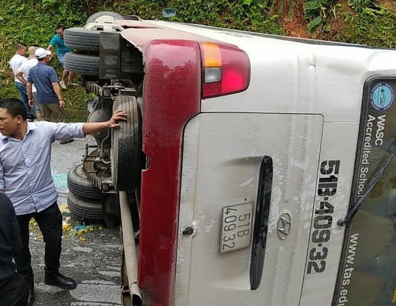 tin tuc tai nan giao thong tngt nong nhat chieu 217 tranh xe dap container lao xuong ruong xe khach cho 30 nguoi lat ngang deo o lao cai