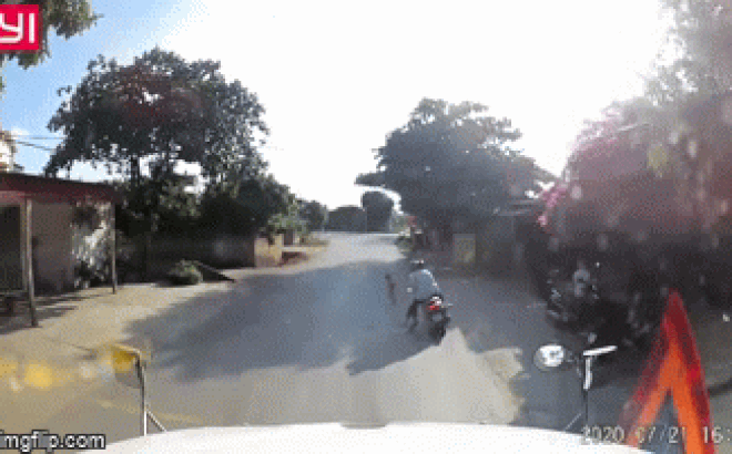 Tin tức tai nạn giao thông sáng 22/7: Tránh trẻ con chạy sang đường, 2 người đi xe máy ngã văng trước đầu xe Container