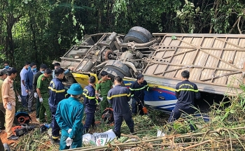 tin tuc tai nan giao thong tngt chieu 237 khoi to lai xe khach roi xuong vuc khien 6 nguoi chet o kon tum