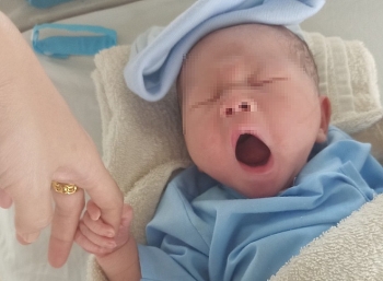 tin tuc thoi su sang 247 be trai con nguyen day ron bi bo roi tren ghe da giua dem khuya