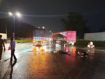 Tin tức tai nạn giao thông sáng 24/7: Con bị xe tải cán tử vong, mẹ ngồi khóc ngất trong mưa