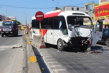 Tin tức tai nạn giao thông chiều 24/7: Xe khách đi đám cưới về tông thẳng vào dải phân cách, 5 người trọng thương