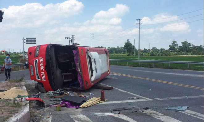 tin tuc tai nan giao thong tngt chieu 257 container tong oto khach lat ngang 2 nguoi tu vong