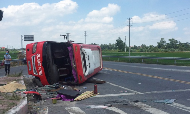 Tin tức tai nạn giao thông (TNGT) chiều 25/7: Container tông ôtô khách lật ngang, 2 người tử vong
