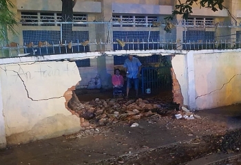 Tin tức tai nạn giao thông sáng 26/7: Nữ tài xế tông sập tường rào trường tiểu học