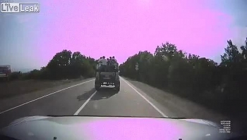 video xe pickup vao cua mat lai lat ngua hat nhieu nguoi tren xe xuong muong