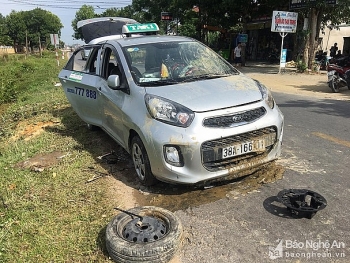 Tin tức tai nạn giao thông (TNGT) chiều 27/7: Va chạm với xe máy, taxi nổ lốp rồi lao thẳng xuống ruộng