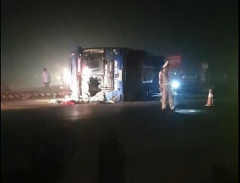 Tin tức tai nạn giao thông (TNGT) sáng 28/7: Xe khách bị lật sau va chạm xe bồn trong đêm, nhiều người bị thương