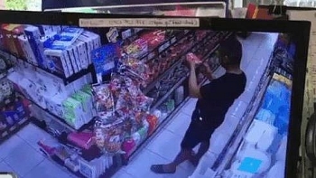 tin tuc trong ngay moi nhat truy tim nguoi dan ong vao sieu thi o da nang boi nuoc bot vao nhieu goi thuc pham kho