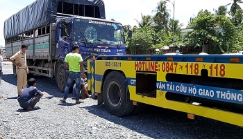 tin tuc tai nan giao thong tngt chieu 307 xe tai cho gach mat lai tong lien hoan tren cau rach mieu nhieu nguoi thoat chet trong gang tac