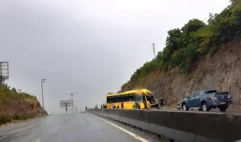 tin tuc tai nan giao thong tngt chieu 18 xe khach cho 15 nguoi tong vao vach nui nhieu nguoi hoang loan keu cuu