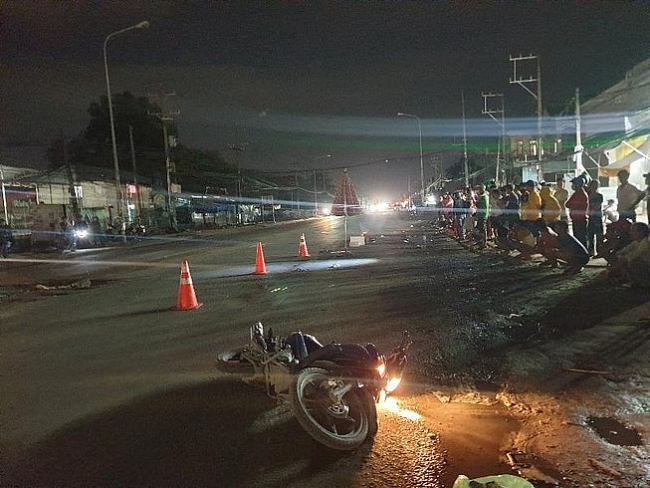 tin tuc tai nan giao thong tngt sang 28 container can chet nguoi di xe may roi bo chay giua dem khuya