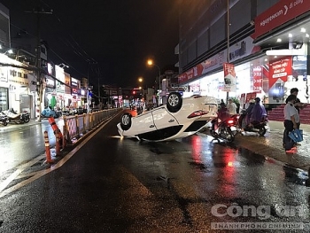 Tin tức tai nạn giao thông (TNGT) sáng 3/8: Ô tô lật giữa đường Sài Gòn, nhiều người may mắn thoát chết