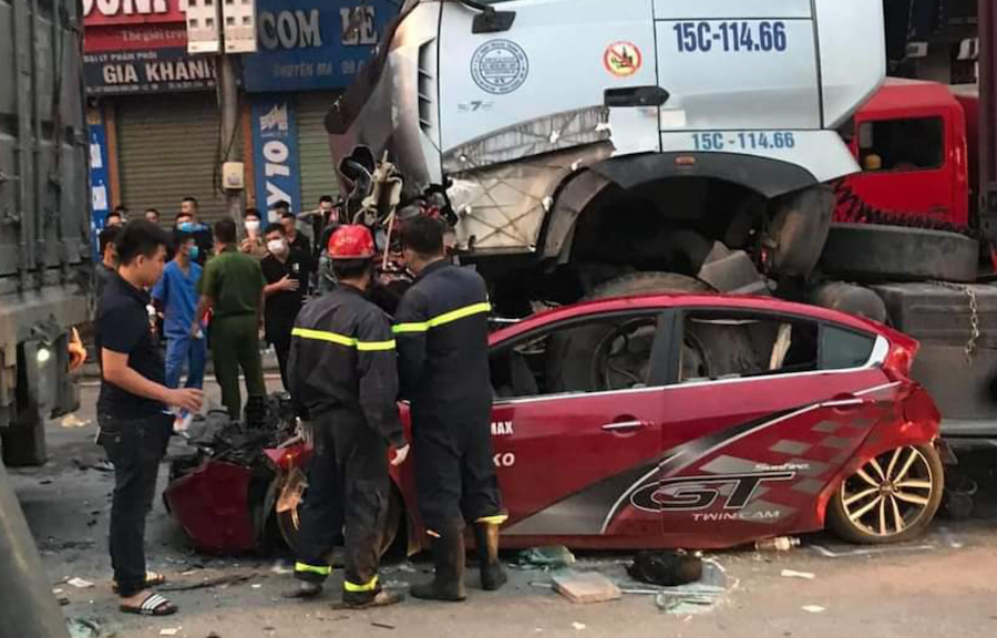 tin tuc tai nan giao thong sang 48 o to con bi container chen qua trong luc dang cho den do 4 nguoi trong thuong tien luong kho qua khoi