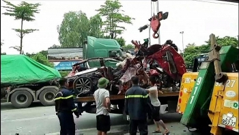 ha noi o to con bi container chom len noc khi dang dung den do 3 tu vong 1 nguoi kho qua khoi