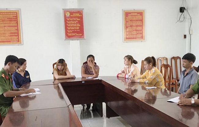 tin tuc phap luat trong ngay tiep vien quan karaoke bi bat coc pha o mai dam trong quan massage
