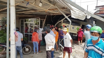 Tin tức tai nạn giao thông (TNGT) chiều 8/8: Xe ben mất lái lao lên vỉa hè đâm gãy trụ điện, tông sập 3 nhà dân