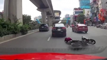 Tin tức tai nạn giao thông (TNGT) chiều 10/8: Ô tô vượt ẩu ‘quật’ ngã người phụ nữ đi xe máy rồi bỏ chạy ở Hà Nội