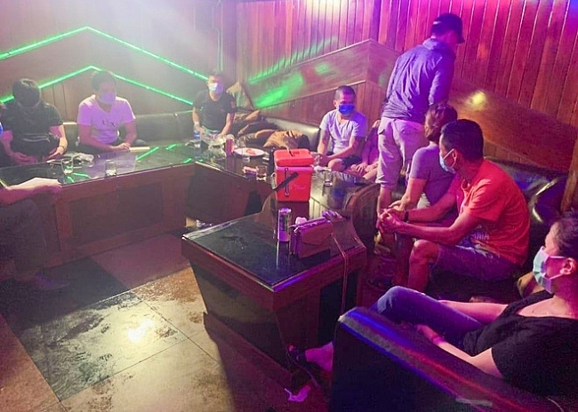 tin tuc phap luat trong ngay canh sat dot kich bat ngo hot gon 24 nam nu phe ma tuy trong phong karaoke o da nang