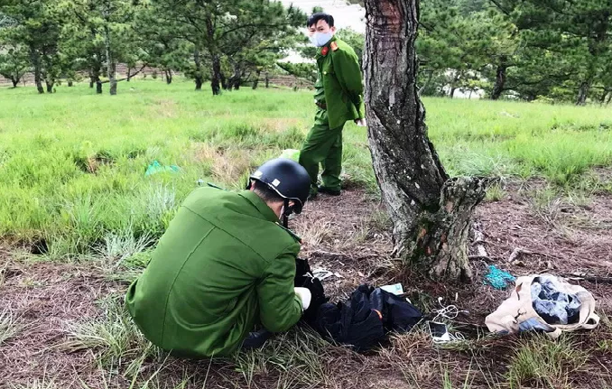 tin tuc thoi su 24h trong ngay moi nhat phat hien thi the co gai va thu tuyet menh ben cay thong co don