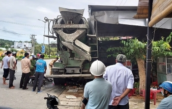 tin tuc tai nan giao thong sang 148 ngoi an trong quan banh xeo ven duong 5 nguoi bi xe tron be tong bang qua hot gon