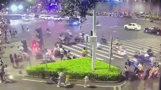 Video: Vượt đèn đỏ, hai người đi xe đạp điện bị ô tô tông văng, hất bay lên nóc xe