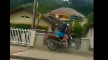 tin tuc tai nan giao thong tngt nong nhat chieu 188 hai thanh nien boc dau xe may huc thang vao tuong rao lon co nga sap mat