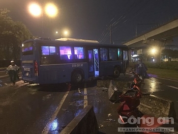 tin tuc tai nan giao thong tngt sang 198 xe buyt mat lai cay nat dai phan cach roi nam chan ngang xa lo ha noi