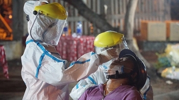 tin tuc thoi su 24h trong ngay moi nhat mot nguoi ban hoa mac covid 19 da nang cho xet nghiem 1445 truong hop