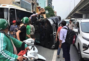 tin tuc tai nan giao thong tngt nong nhat chieu 208 dap cua giai cuu tai xe mac ket trong o to lat nghieng giua duong