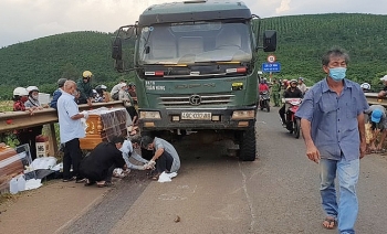 tin tuc tai nan giao thong sang 228 xe ben tuot doc can mot phu nu tu vong tai cho