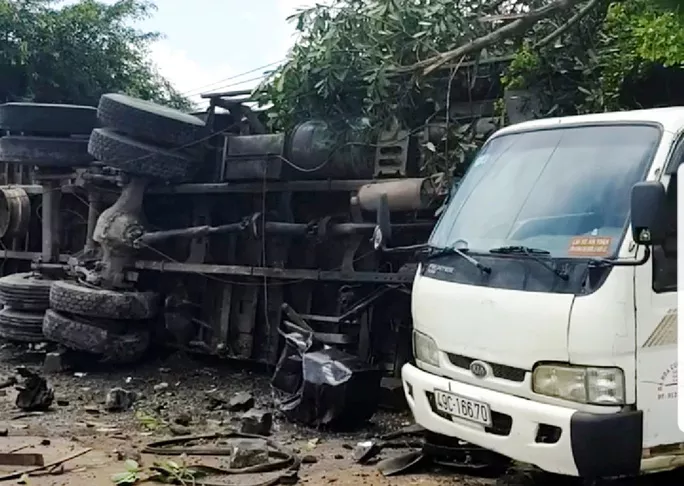 tin tuc tai nan giao thong tngt nong nhat chieu 238 xe tai mat lai lao vao nha dan tong nguoi dung tren via he tu vong tai cho