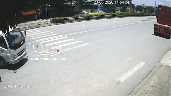 tin tuc tai nan giao thong sang 258 tranh xe tai quay dau xe may chui vao gam container