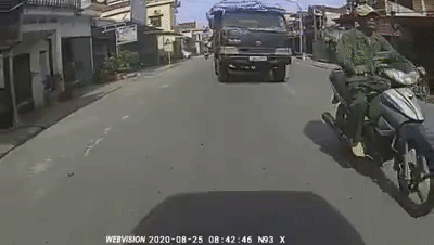 tin tuc tai nan giao thong sang 268 xe ben khong lam chu toc do nuot luon nguoi dan ong di xe may vao gam