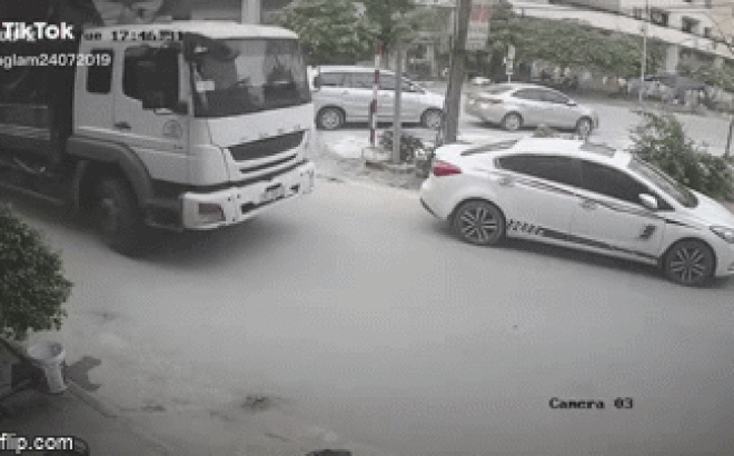 Video: Xe tải kéo đổ cột điện khiến ô tô đỗ bên đường bị "vạ lây", nhận cái kết "đắng"