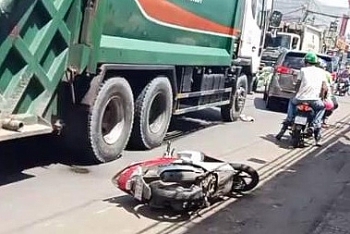 Tin tức tai nạn giao thông sáng 27/8: Xe chở rác chèn qua người rồi kéo lê cô gái đi xe máy trên quốc lộ