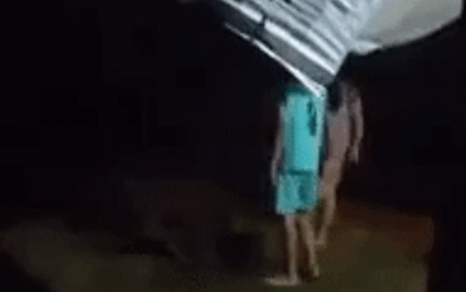 tin tuc 24h trong ngay moi nhat con trai 16 tuoi cung me troi chan tay bo giua san dung dep va lien tiep vao mat