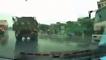 Tin tức tai nạn giao thông sáng 30/8: Đang di chuyển, container bỗng gập hẳn đầu khi phanh gấp dưới trời mưa