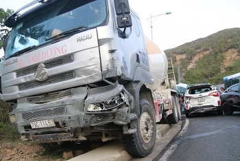 Tin tức tai nạn giao thông sáng 31/8: 8 ôtô đang dừng tránh tai nạn thì bị xe trộn bê tông lao từ phía sau đâm hàng loạt
