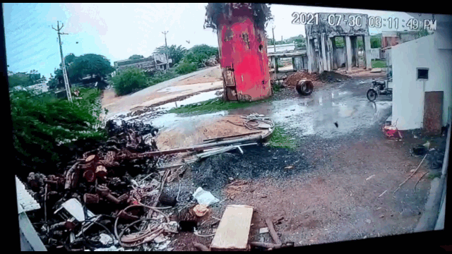 Video: Bể nước khổng lồ bất ngờ trong khu dân cư đổ sập từ độ cao 10m
