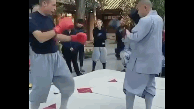 Video: Cao thủ Thiếu Lâm ra đòn hạ gục võ sĩ MMA trong "1 nốt nhạc"