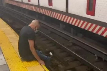 Video: Cứu kịp thời người đàn ông đi xe lăn ngã xuống đường ray tàu điện ngầm