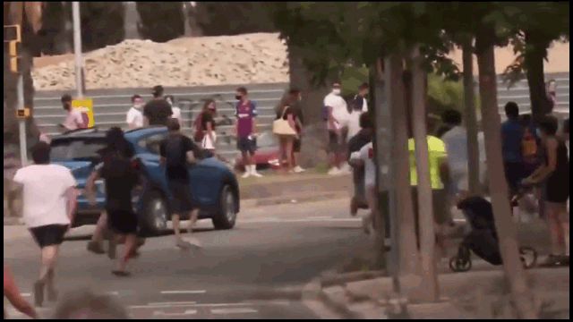 Video: Cổ động viên gào thét chạy theo xe, không chấp nhận thực tế Messi đã rời Barcelona