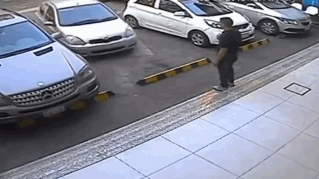 Video: Đứng "xi nhan" cho tài xế, người đàn ông bị đâm gãy chân